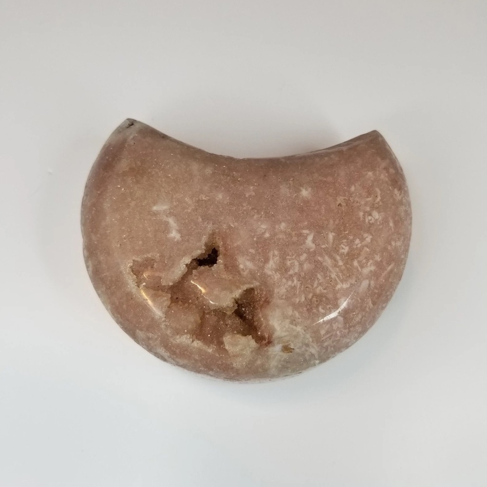 🌙 Pink Amethyst Moon Carving – Divine Feminine Energy & Emotional Harmony
